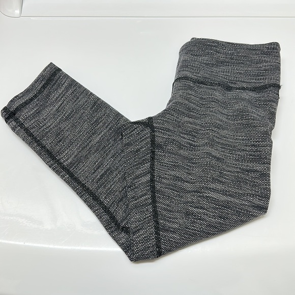 LIKE NEW! Lululemon Wunder Under Crop II - Picture 11 of 14